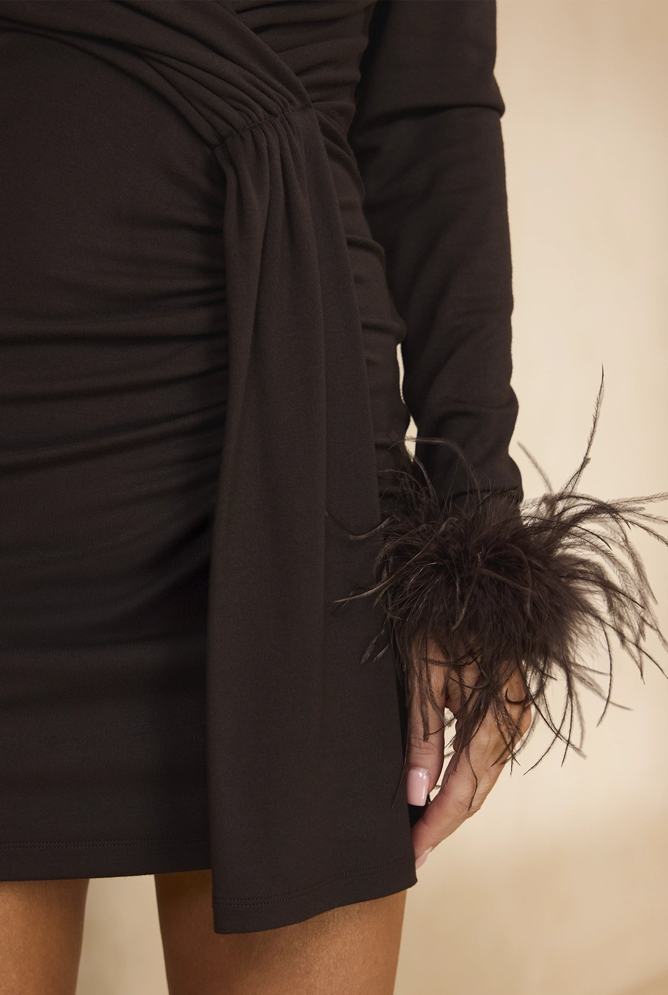 Prudence – abito mini marrone con piume sulle maniche