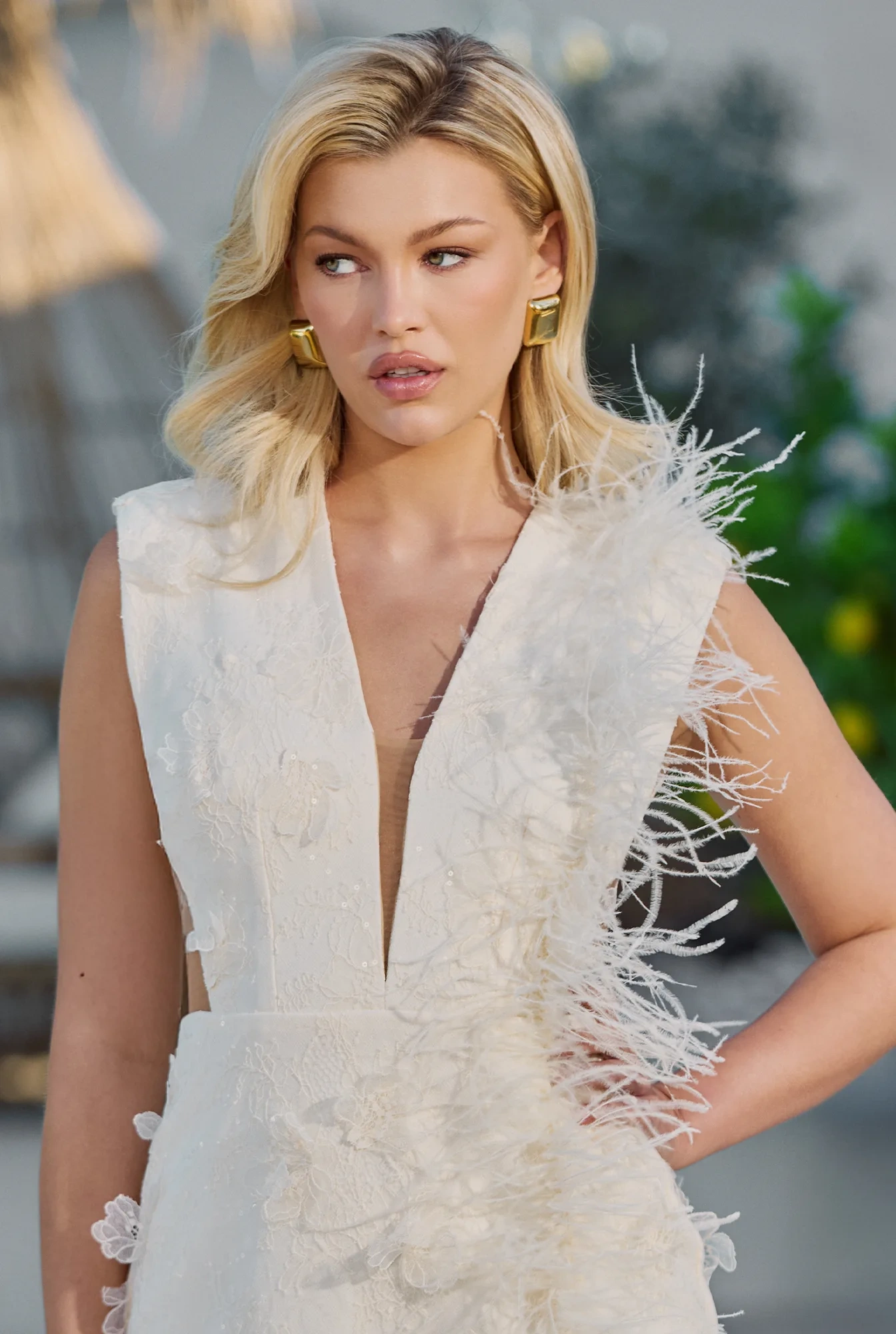 Tadashi – abito mini color crema in pizzo con piume